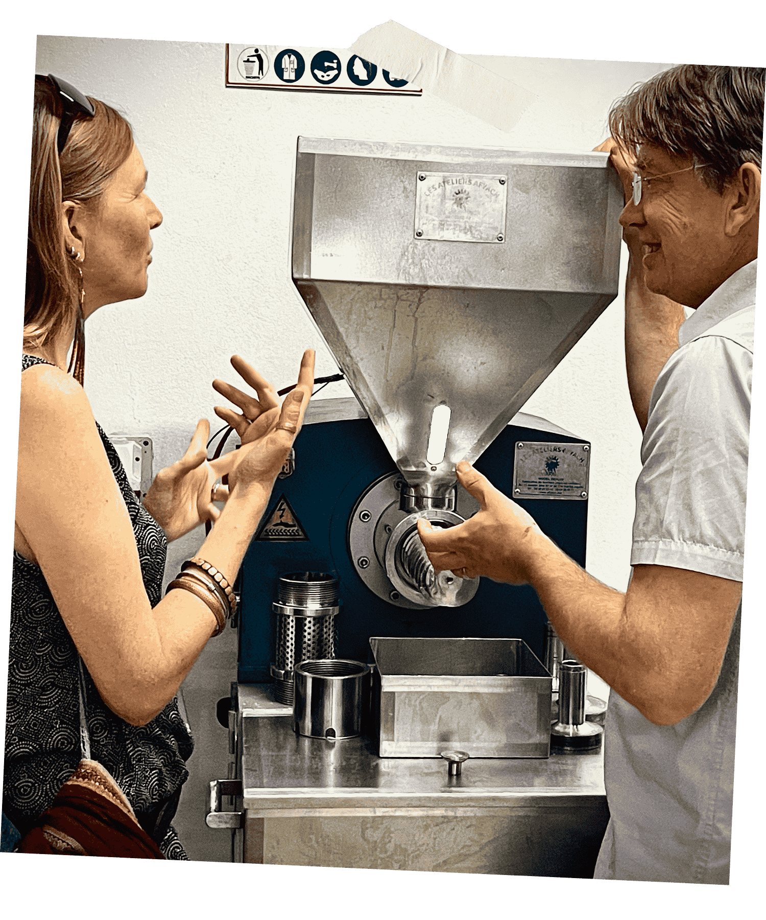 Eva und Sebastien bei der Arganölproduktion