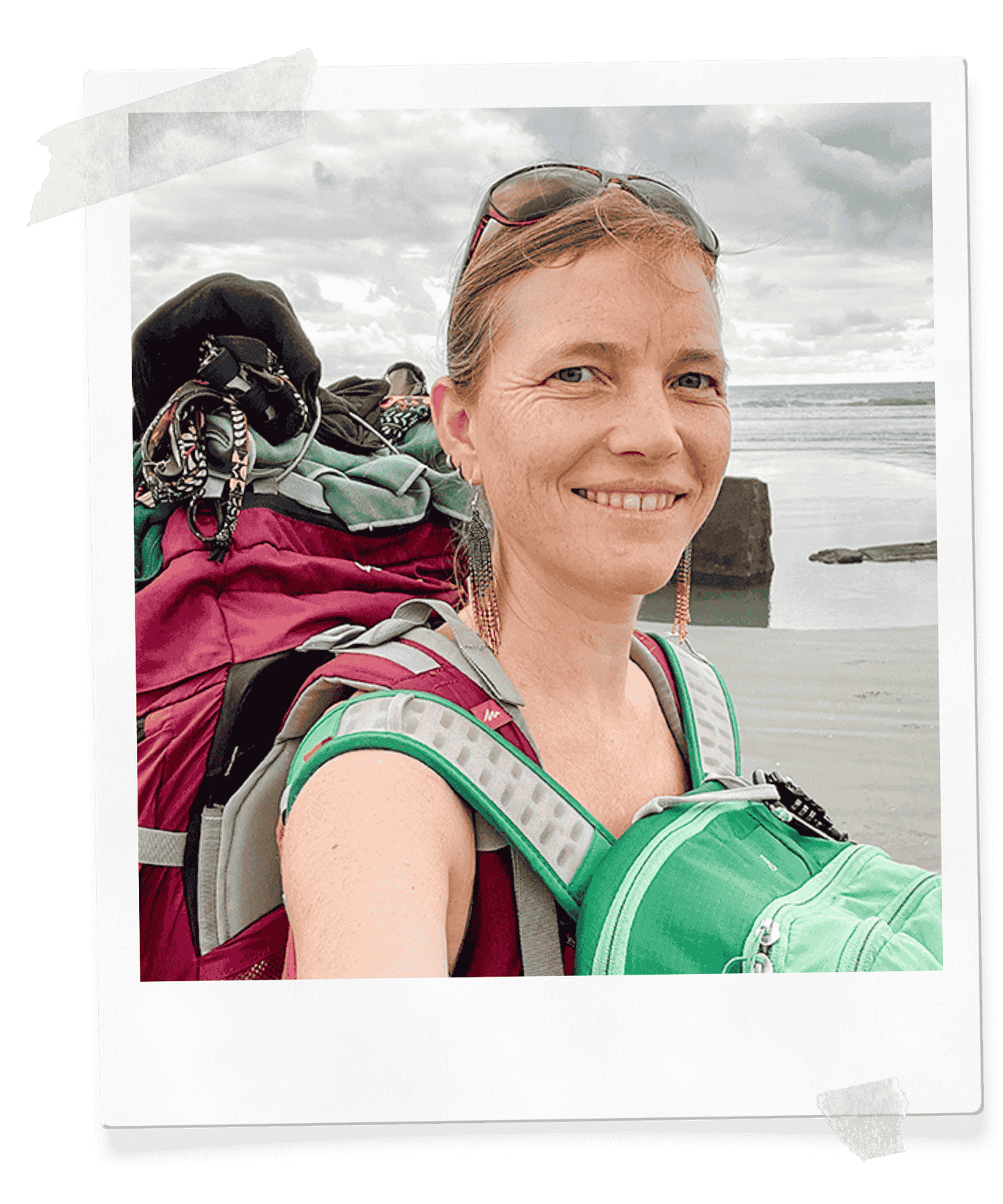 Eva mit Trekkingrucksack am Strand