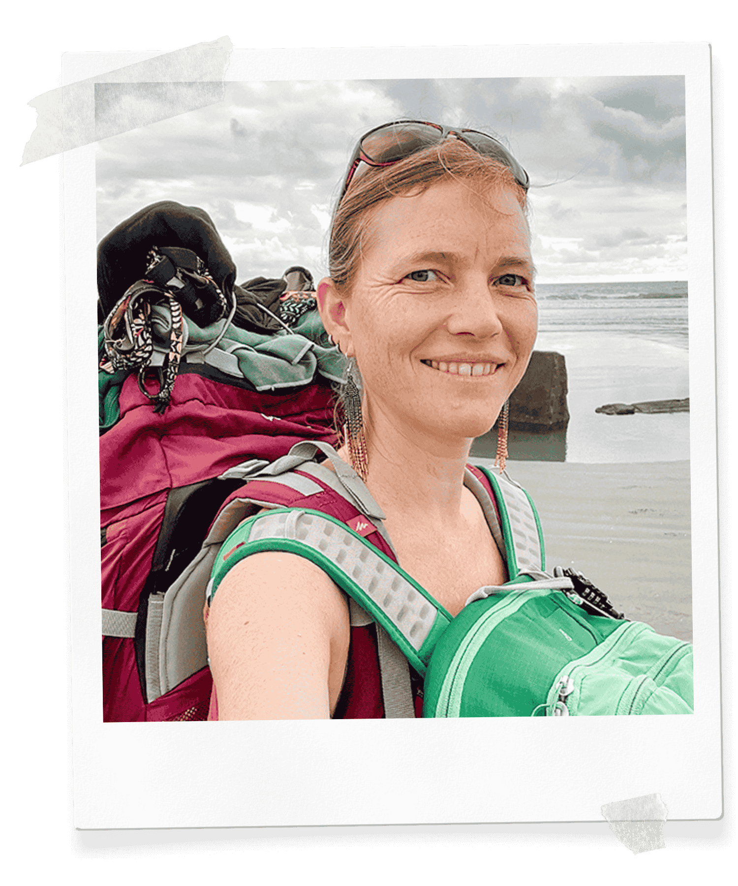 Eva mit Trekkingrucksack am Strand