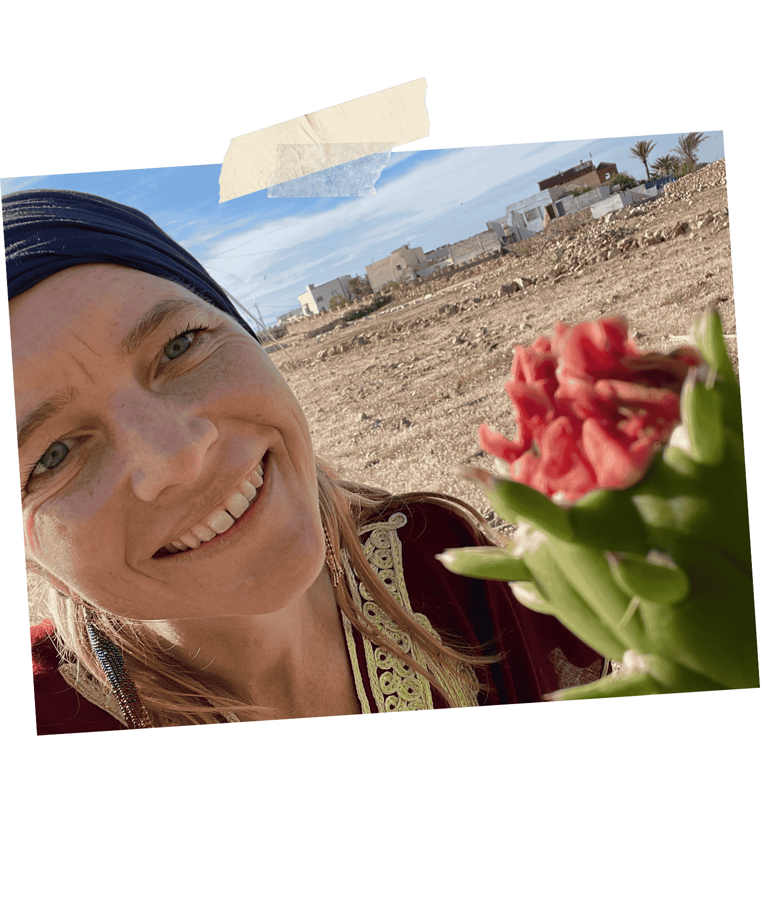 Eva vor Kaktusfeigenblüte