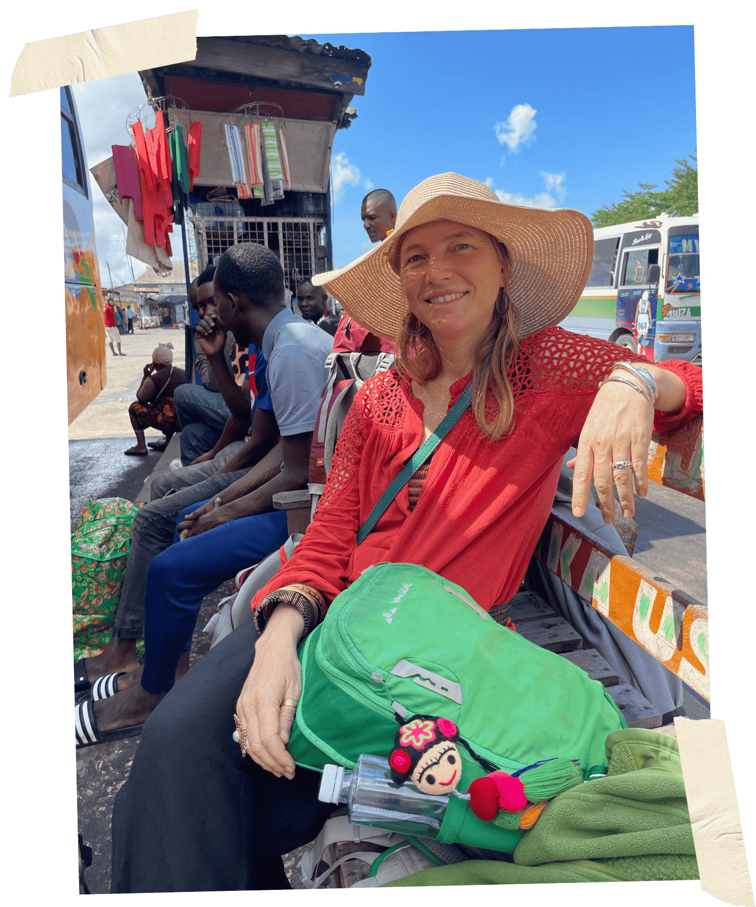 Eva wartet mit Sonnenhut auf Bus in Tansania