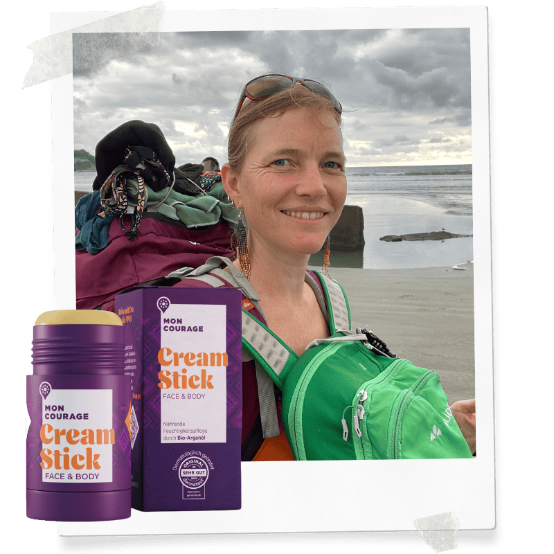 Eva Helmeth mit Wanderrucksack und Cream Stick am Strand