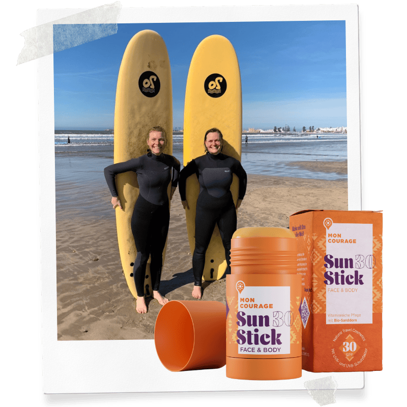 Eva und Cher mit Surfbrettern am Strand in Marokko – mit dabei: der Sun Stick